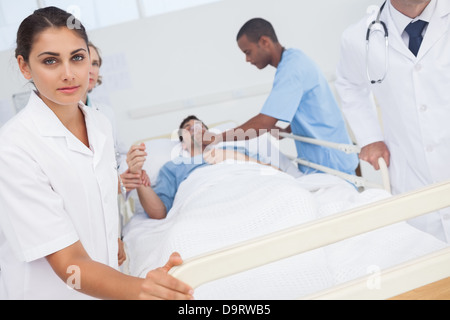 Krankenschwester schob Bett des Patienten im Notfall Stockfoto