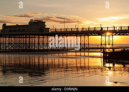 Worthing Pier kurz vor Sonnenuntergang Stockfoto