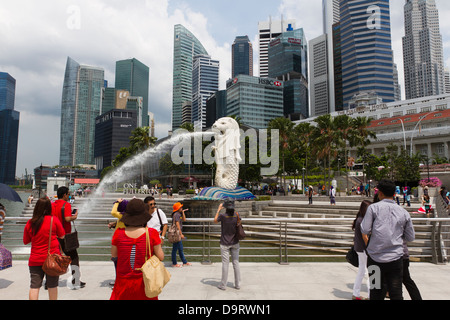 Touristen fotografieren am Merlion Staue, Marina Bay, Singapur Stockfoto