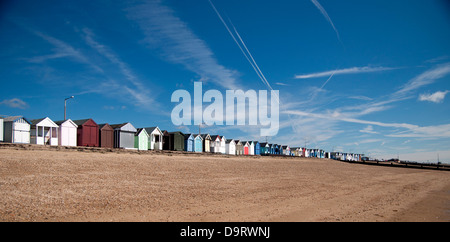 Meer Ansichten, Umkleidekabinen am Strand, Sand, Meer, blauer Himmel Stockfoto