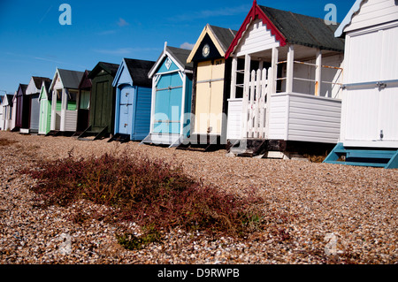 Meer Ansichten, Umkleidekabinen am Strand, Sand, Meer, blauer Himmel Stockfoto