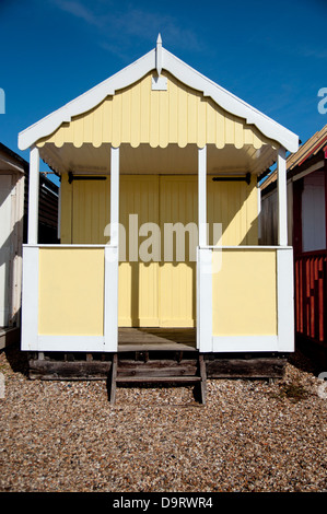 Meer Ansichten, Umkleidekabinen am Strand, Sand, Meer, blauer Himmel Stockfoto