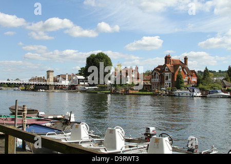 England-Manor auf dem Wasser Stockfoto