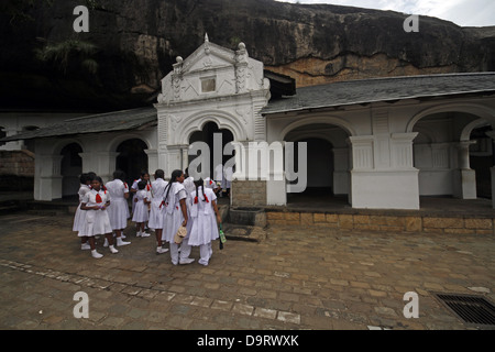 Schülerinnen und Schüler am Eingang DAMBULLA Höhle Tempel SRI LANKA 8. März 2013 Stockfoto