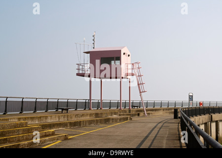 Breakwater am Cardiff Barrage Wales und dem rosa Hut Lookout Tower, ein Wahrzeichen aus Metall. Walisische Küste Severn-Mündung Stockfoto