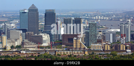 Canary Wharf Luftaufnahme Skyline von Wahrzeichen Wolkenkratzer Bürogebäude mit Themse und Hundeinsel East London Docklands England Großbritannien Stockfoto