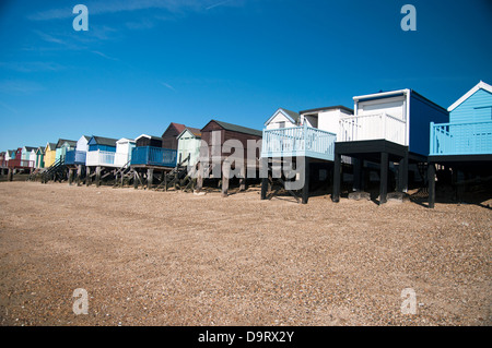 Meer Ansichten, Umkleidekabinen am Strand, Sand, Meer, blauer Himmel Stockfoto