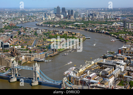 Luftaufnahme der Stadt London Landschaft von der Shard Flut Themse von der berühmten Tower Bridge in Richtung Canary Wharf Skyline Wahrzeichen England Großbritannien Stockfoto