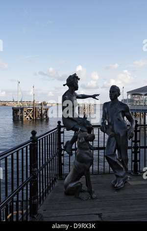 Leute wie wir, Bronze Sculpture am Mermaid Quay, Cardiff Bay, Wales Stockfoto