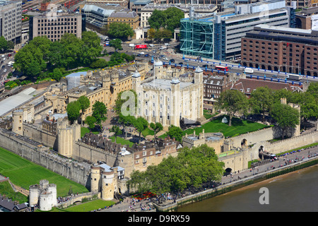 Aus der Vogelperspektive sehen Sie den historischen berühmten Tower of London und den White Tower, eine beliebte Touristenattraktion auf der Themse im Tower Hamlets, England Stockfoto