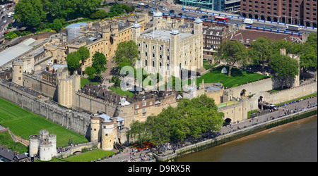 Vogelperspektive von oben mit Blick auf den historischen Tower of London und den White Tower, der zum UNESCO-Weltkulturerbe gehört und als Gebäude der Kategorie I in Großbritannien eingestuft ist Stockfoto