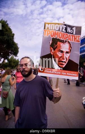 Ein Anti-Kriegs-Protest Villifies USA und der NATO inszeniert auf den Straßen von Chania, Kreta, Griechenland. Stockfoto