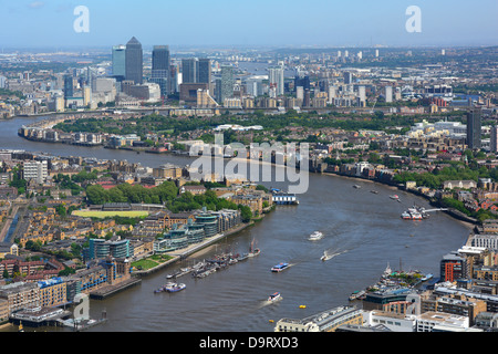 Luftbild von der Themse aus Butlers Wharf in Richtung Skyline von Canary Wharf mit Sperrwerks fernen Stockfoto