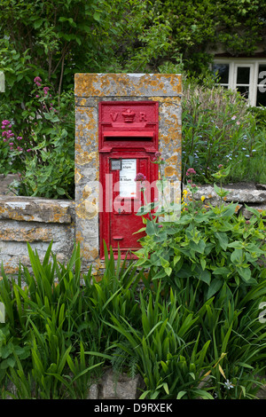 Briefkasten in Wand in dem Dorf Reybridge Stockfoto