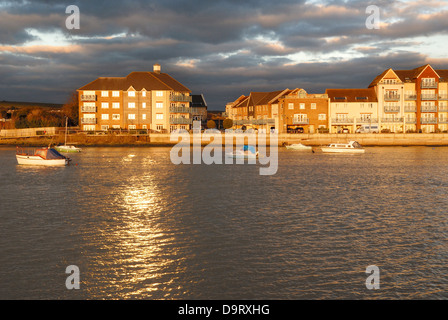 Am späten Nachmittag Sonne zeigt eine Entwicklung von Ufergegendhäuser neben dem Fluss Adur in West Sussex, Südengland. Stockfoto