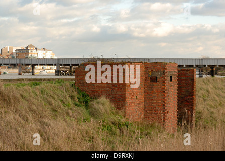 Einen zweiten Weltkrieg Pillenbox am Stadtrand von Shoreham (Brighton City) Flughafen in West Sussex. Stockfoto