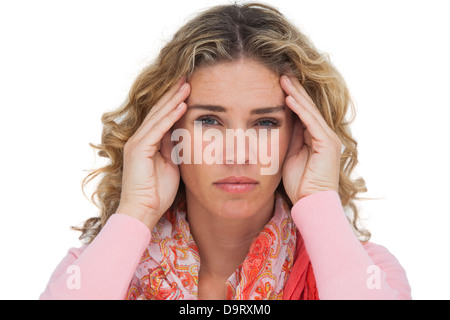 Blonde Frau mit Kopfschmerzen leiden Stockfoto