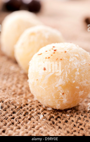 Süße Kokos-Pralinen in Zeile Stockfoto