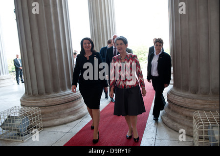 Barbara Prammer Präsident des National Council of Austria zusammen mit Präsident des Kosovo Atifete Jahjaga Stockfoto