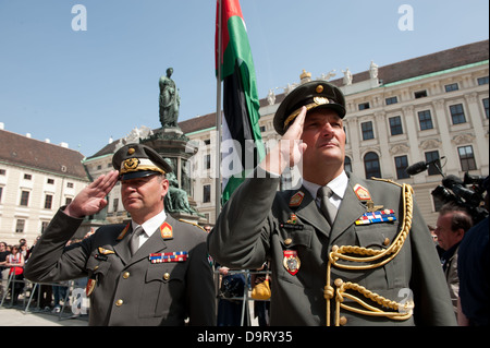 Österreichische Offiziere des militärischen Guard of Honor Gruß dem palästinensischen Präsidenten Mahmoud Abbas bei seinem Besuch in Österreich. Stockfoto