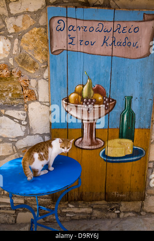 Café-Schild mit Katze im Dorf Douliana, westlichen Kreta, Griechenland Stockfoto