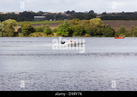 Motorboot in einem Solo Training auf Carr Mill Dam St Helens, Heimat der Lancashire Powerboat Racing Club. Stockfoto