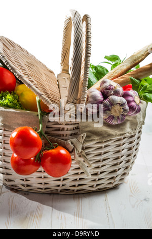 Korb voll mit frischem Gemüse Stockfoto