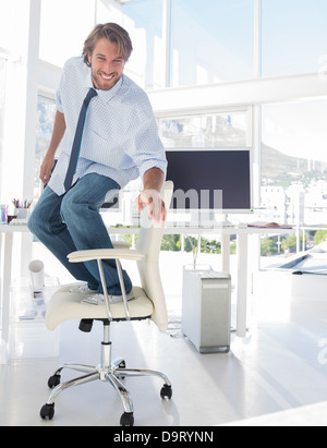 Mann seinem Bürostuhl Surfen Stockfoto