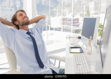 Designer wieder an seinem Schreibtisch gelehnt Stockfoto