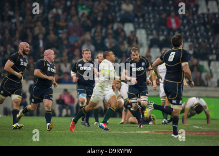 Springbok Flügel Bryan Habana von schottischen Spielern umgeben, während er den Ball in der Burg größere Rugby Testreihen ausgeführt wird Stockfoto