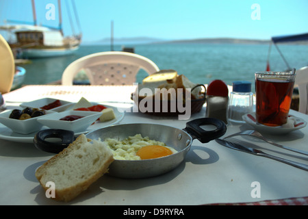 Ein türkisches Frühstück direkt am Meer in der Nähe von Izmir in der Ägäis Stockfoto