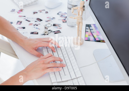 Weibliche Editor Tippen auf Tastatur Stockfoto