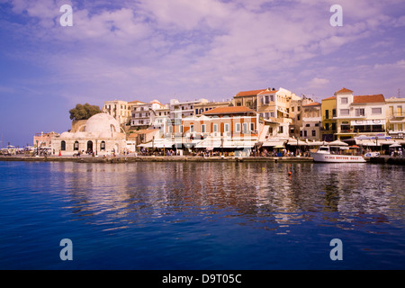 Eine breite Promenade gesäumt von touristischen Geschäften und Cafés Kreise der schönen alten venezianischen Hafen von Chania, Kreta, Griechenland. Stockfoto