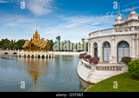 Gebäude in der äußeren Palast der Bang Pa-In, ein Königspalast nördlich von Bangkok, Thailand. Phra Thinang Aisawan-Kunst auf der linken Seite ist. Stockfoto