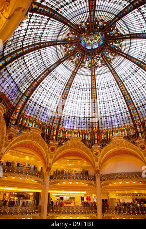 Detail des reich verzierten Kuppel über Galeries Lafayette in Paris Frankreich Stockfoto