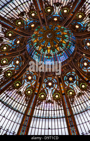 Detail des reich verzierten Kuppel über Galeries Lafayette in Paris Frankreich Stockfoto