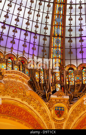 Detail des reich verzierten Kuppel über Galeries Lafayette in Paris Frankreich Stockfoto