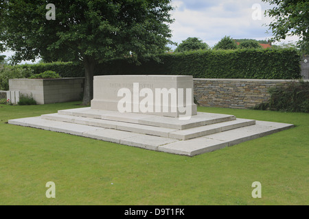 Der Stein der Erinnerung in Dadizeele New British Cemetery, Belgien, stammt aus dem ersten Weltkrieg Stockfoto