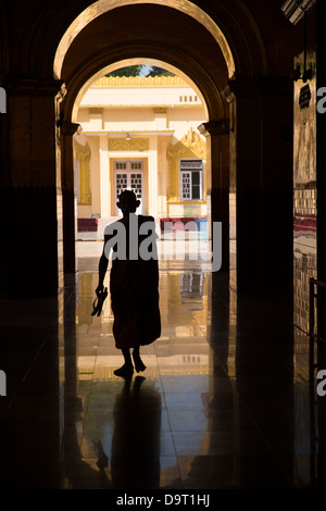 ein Mönch an der ShwenandawKyaung, Mandalay, Myanmar (Burma) Stockfoto