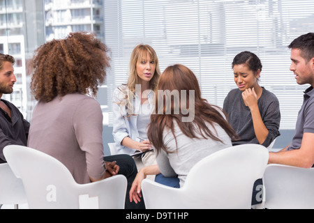 Frau, die weint während der Gruppentherapie-Sitzung Stockfoto