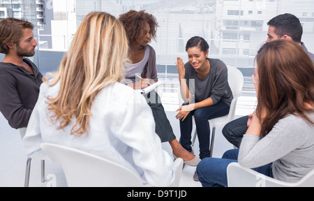 Frau depressiv in der Gruppentherapie Stockfoto