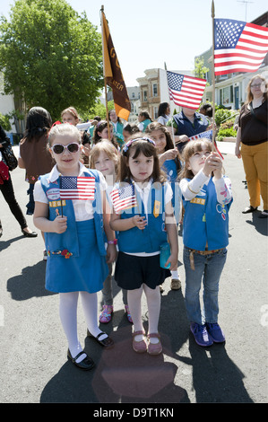 Daisy Girl Scouts warten im The Kings County Memorial Day Parade in der Bay Ridge Abschnitt von Brooklyn, NY, März 27. Mai 2013. Stockfoto