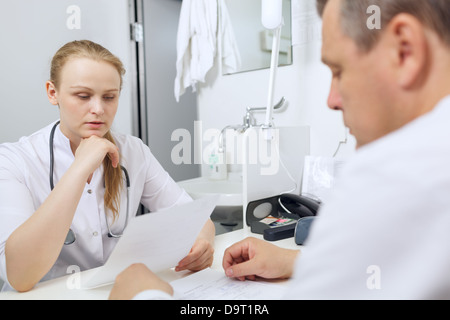 Arzt und Krankenschwester diskutieren Analysen Stockfoto