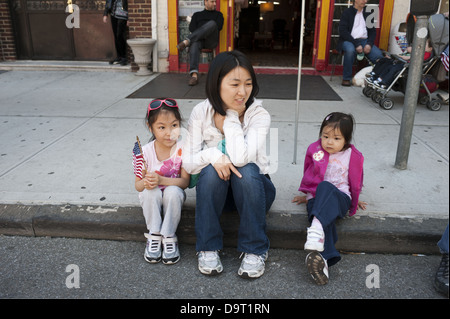 Asiatisch-amerikanische Frau und ihre zwei jungen Töchter zu sehen The Kings County Memorial Day Parade in Bay Ridge, Brooklyn, NY, 2013. Stockfoto