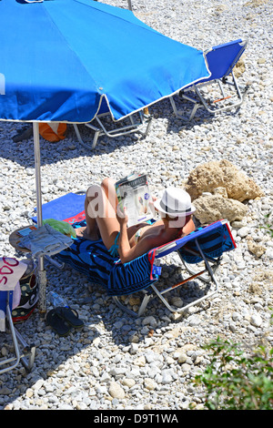 Entspannt auf der Liege an Anthony Quinn Strand, Ladiko Bay, Rhodos (Rodos), die Dodekanes, Süd Ägäis, Griechenland Stockfoto