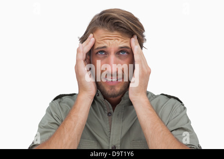 Mann mit Schmerzen von Kopfschmerzen und nachschlagen Grimassieren Stockfoto
