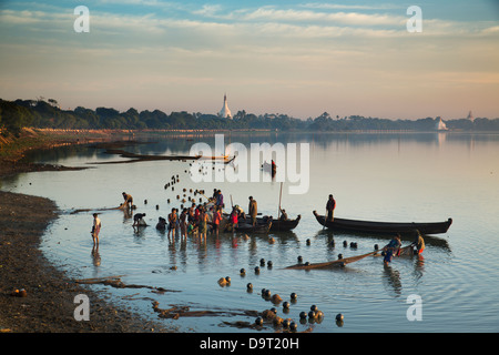 Fischer am Taungthaman-See in Amarapura, Mandalay, Myanmar (Burma) Nr. Stockfoto