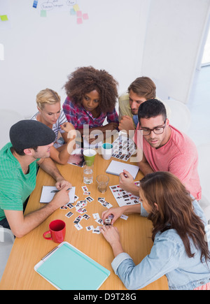 Editoren, die Wahl von Fotos in einer Besprechung Stockfoto