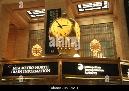 New York, USA. 24. Juni 2013. Die Messing-Uhr über die zentrale Info-Stand in der Haupt-Bahnhofshalle wurde von der ehrwürdigen Self Winding Clock Company hergestellt. Seine vier konvexen Flächen hergestellt aus hochwertigem Opal. Bildnachweis: David Mbiyu/Alamy Live-Nachrichten Stockfoto