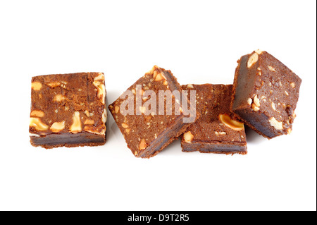 Brownies mit Cashew-Nüssen auf weißem Hintergrund Stockfoto